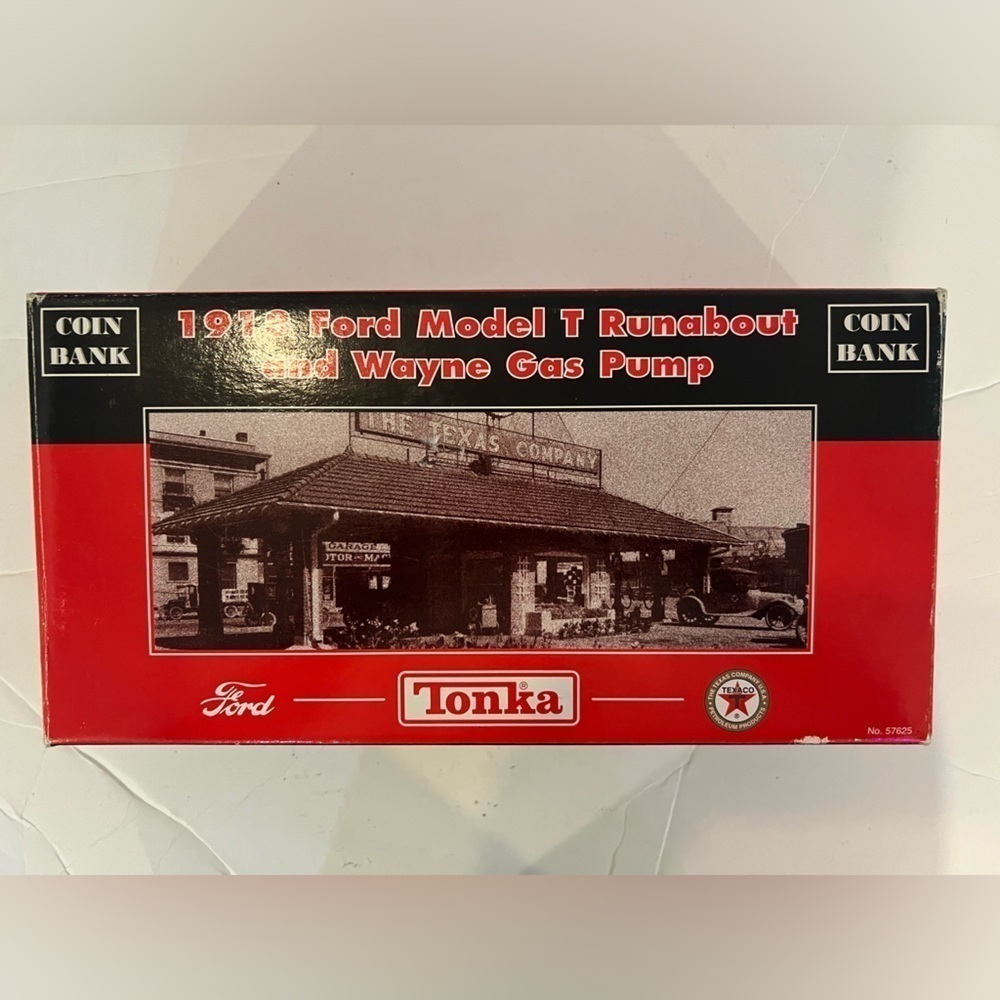 1918 Ford Model T Runabout & Wayne Gas Pump Coin Bank Diecast